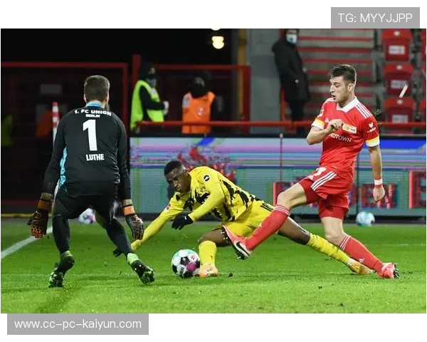 西汉姆联中场推动频繁打散对方形态